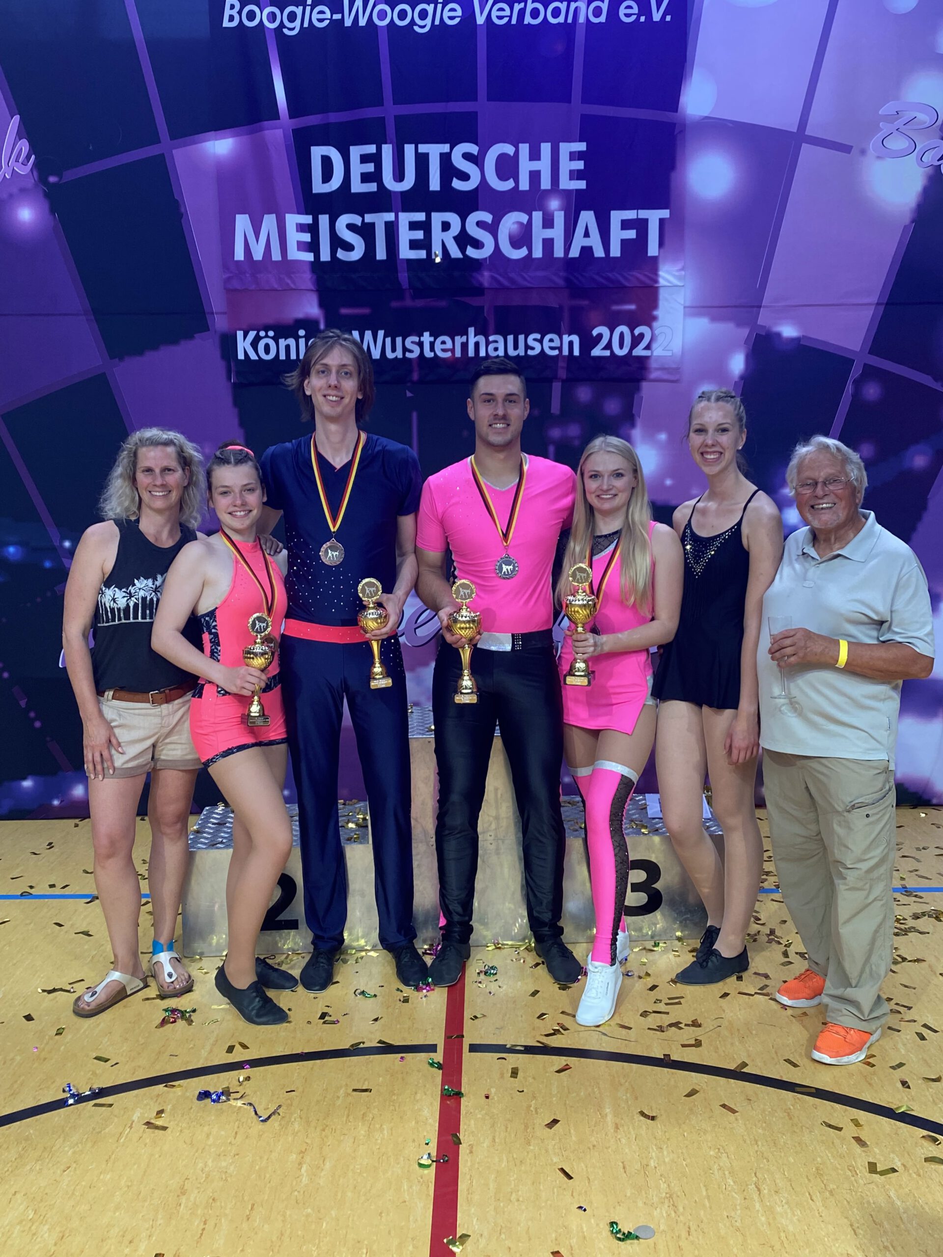 Deichhorster Paare mit Trainern vor dem Siegerpodest