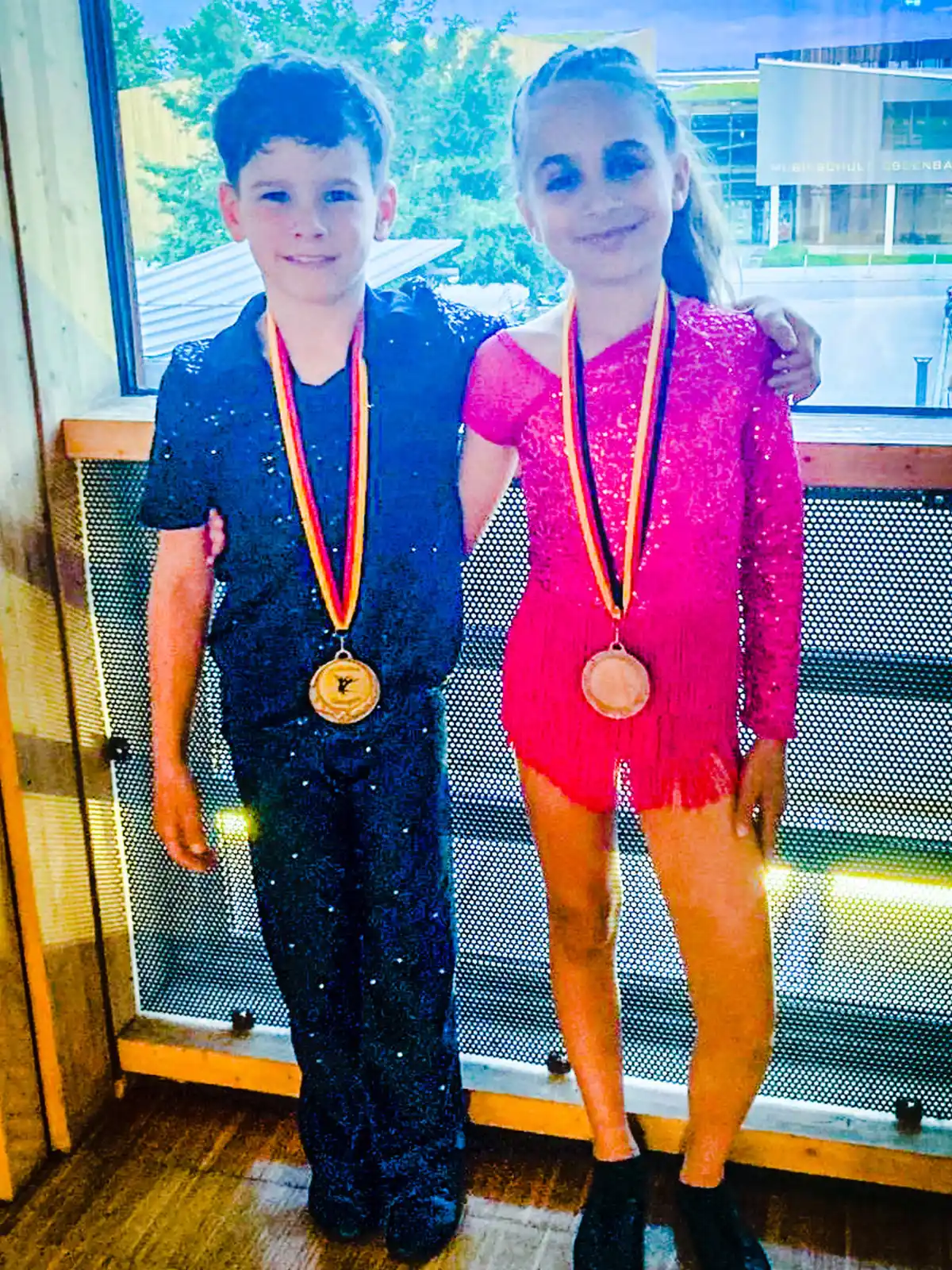 Talia und Mattes mit Medaillen